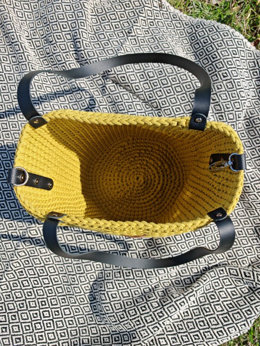 Torebka pleciona Shopper z czarnymi uchwytami oraz zapięciem z ekoskóry,kolor karambola, rękodzieło