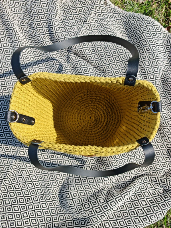 Torebka pleciona Shopper z czarnymi uchwytami oraz zapięciem z ekoskóry,kolor karambola, rękodzieło