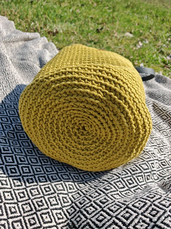 Torebka pleciona Shopper z czarnymi uchwytami oraz zapięciem z ekoskóry,kolor karambola, rękodzieło