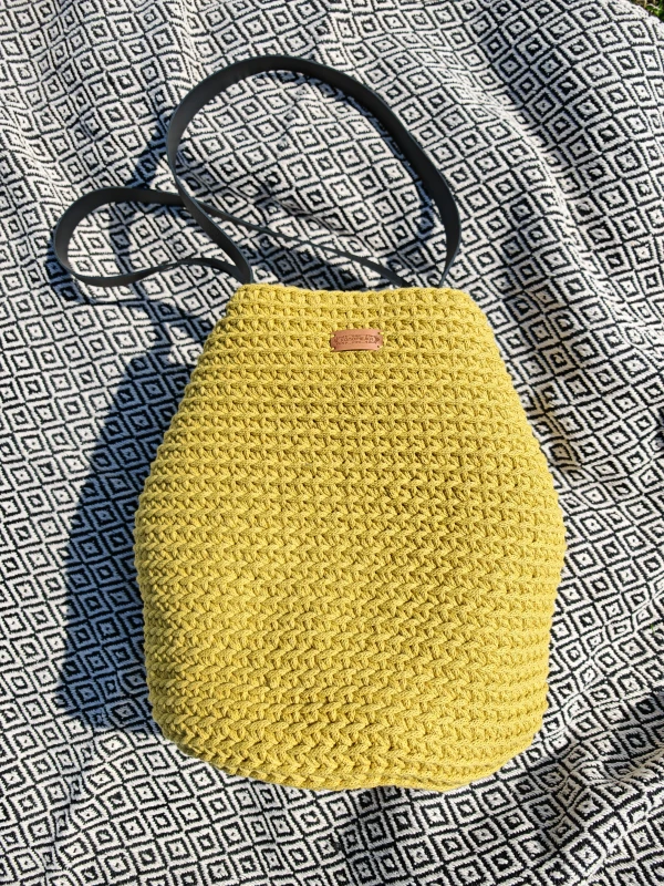 Torebka pleciona Shopper z czarnymi uchwytami oraz zapięciem z ekoskóry,kolor karambola, rękodzieło