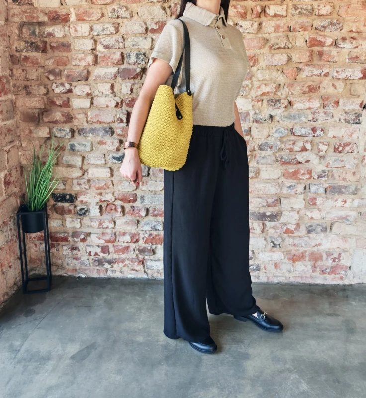 Torebka pleciona Shopper z czarnymi uchwytami oraz zapięciem z ekoskóry,kolor karambola, rękodzieło