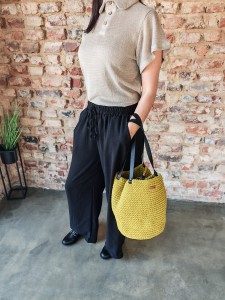 Torebka pleciona Shopper z czarnymi uchwytami oraz zapięciem z ekoskóry,kolor karambola, rękodzieło