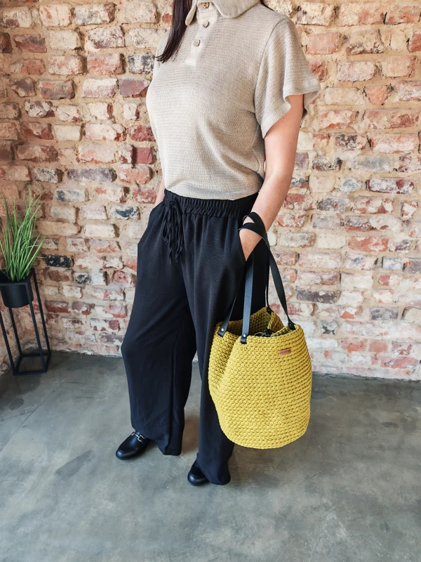 Torebka pleciona Shopper z czarnymi uchwytami oraz zapięciem z ekoskóry,kolor karambola, rękodzieło