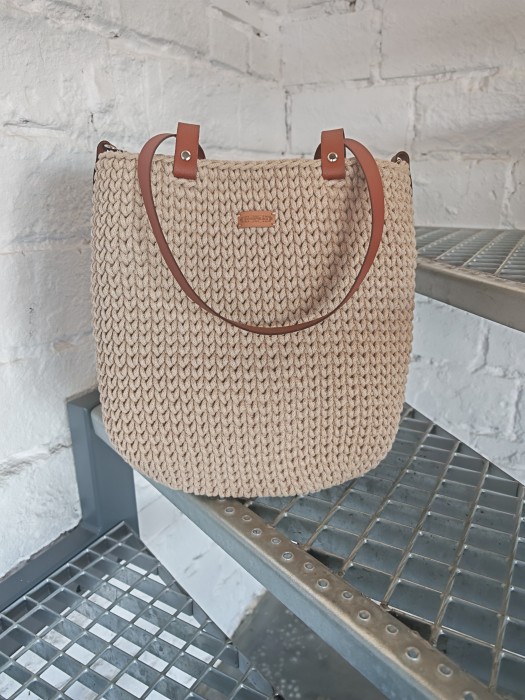 Torba ze sznurka bawełnianego ze skórkowym dnem oraz raczkami i zapięciem, rękodzieło