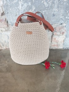 Torba ze sznurka bawełnianego ze skórkowym dnem oraz raczkami i zapięciem, rękodzieło