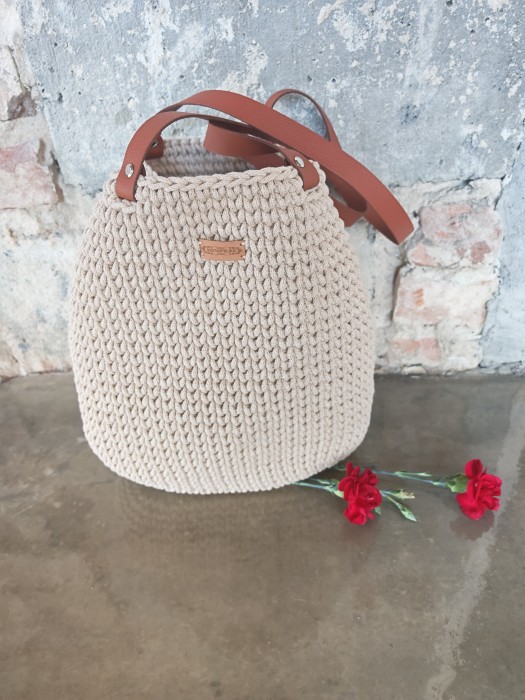 Torba ze sznurka bawełnianego ze skórkowym dnem oraz raczkami i zapięciem, rękodzieło