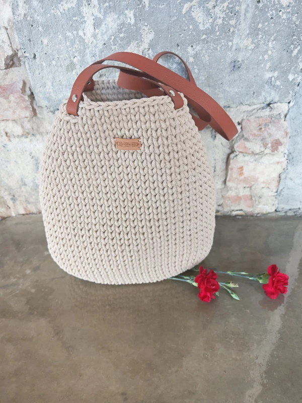 Torba ze sznurka bawełnianego ze skórkowym dnem oraz raczkami i zapięciem, rękodzieło