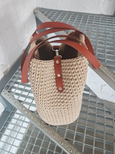 Torba ze sznurka bawełnianego ze skórkowym dnem oraz raczkami i zapięciem, rękodzieło