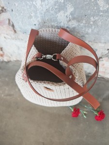 Torba ze sznurka bawełnianego ze skórkowym dnem oraz raczkami i zapięciem, rękodzieło