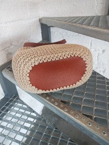 Torba ze sznurka bawełnianego ze skórkowym dnem oraz raczkami i zapięciem, rękodzieło