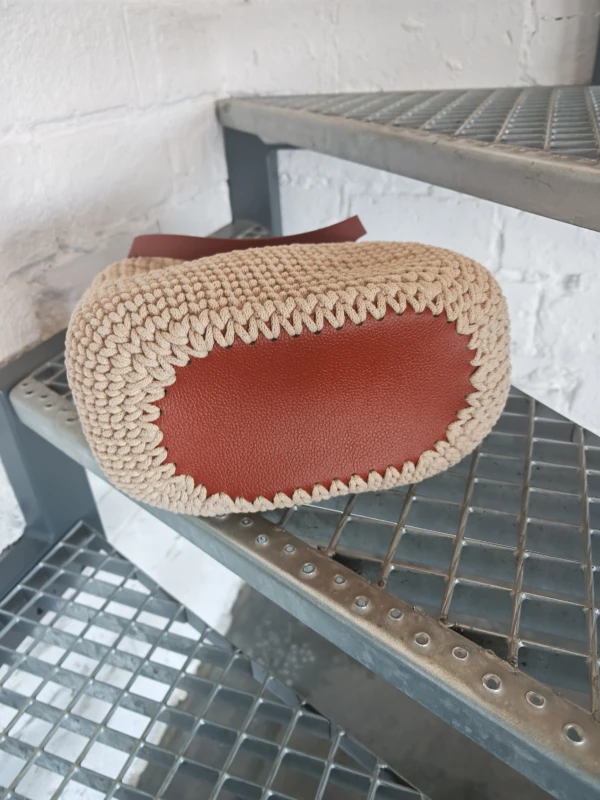 Torba ze sznurka bawełnianego ze skórkowym dnem oraz raczkami i zapięciem, rękodzieło