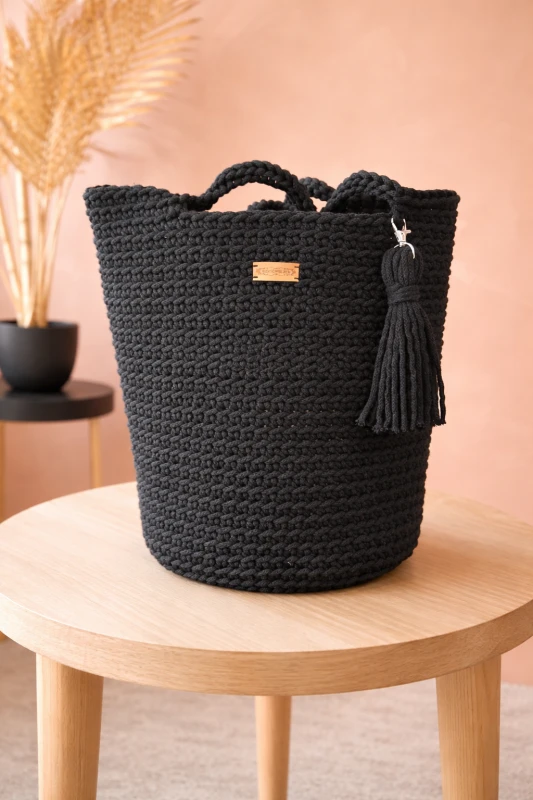Torba pleciona ze sznurka bawełnianego z chwostem, czarna, rękodzieło