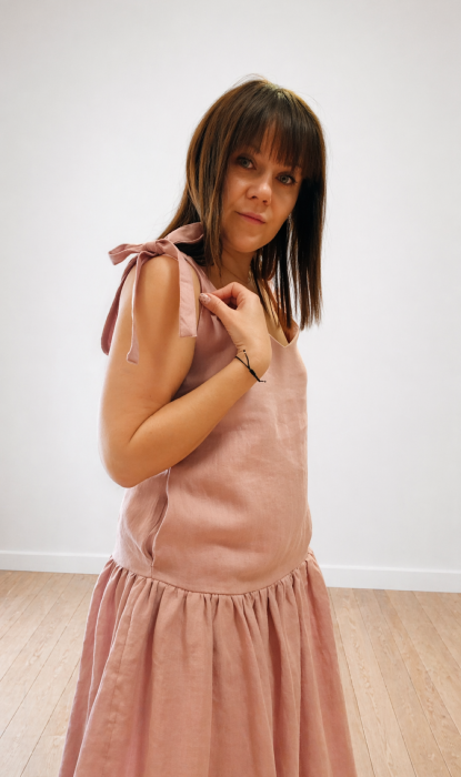 Lniana Sukienka na wiązanych ramiączkach, Z FALBANAMI - różowa