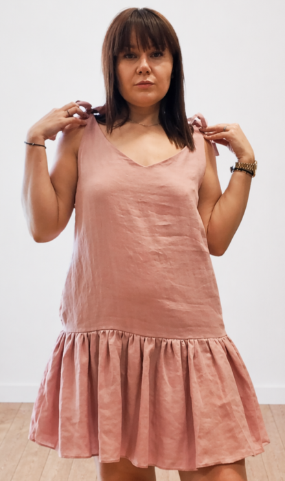 Lniana Sukienka na wiązanych ramiączkach, Z FALBANAMI - różowa