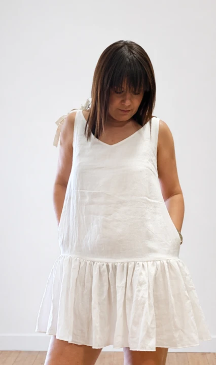 Lniana Sukienka na wiązanych ramiączkach, Z FALBANAMI - biała