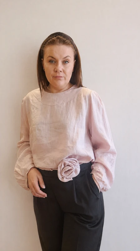 Bluzka koszulowa damska, mglisty róż LEN 100% - z chokerem w kształcie RÓŻY