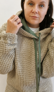 BLUZA lniano-bawełniana Z KAPTUREM, szara z zielonym kapturem UNISEX