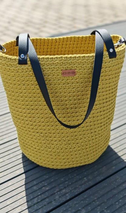Torebka pleciona Shopper z czarnymi uchwytami oraz zapięciem z ekoskóry,kolor karambola, rękodzieło
