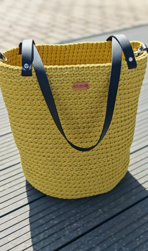 Torebka pleciona Shopper z czarnymi uchwytami oraz zapięciem z ekoskóry,kolor karambola, rękodzieło