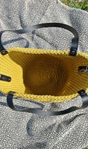 Torebka pleciona Shopper z czarnymi uchwytami oraz zapięciem z ekoskóry,kolor karambola, rękodzieło