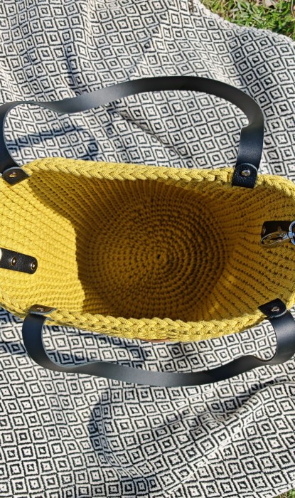 Torebka pleciona Shopper z czarnymi uchwytami oraz zapięciem z ekoskóry,kolor karambola, rękodzieło