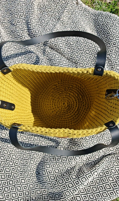 Torebka pleciona Shopper z czarnymi uchwytami oraz zapięciem z ekoskóry,kolor karambola, rękodzieło
