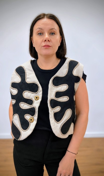 Lniana kamizelka z czarnym elementem