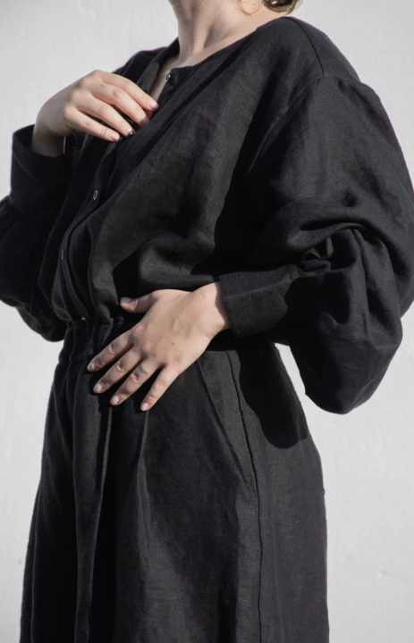 Lniana koszula damska - SZEROKIE MANKIETY ozdobne, czarna