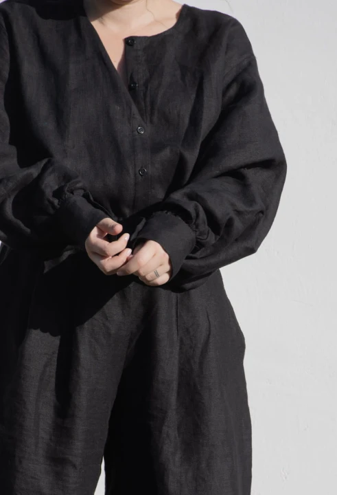 Lniana koszula damska - SZEROKIE MANKIETY ozdobne, czarna