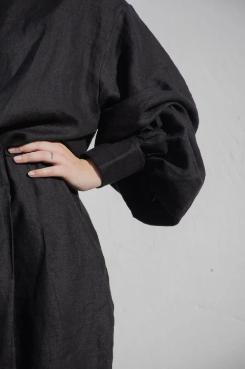 Lniana koszula damska - SZEROKIE MANKIETY ozdobne, czarna