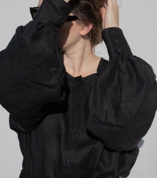 Lniana koszula damska - SZEROKIE MANKIETY ozdobne, czarna